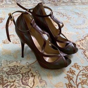 Alexander McQueen Oxford green leather heels.